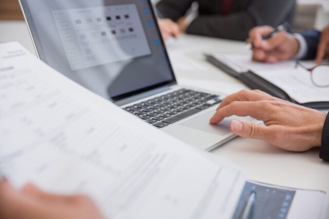 Cum să verifici anunțul de citat pentru aprobare online