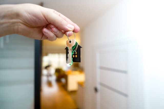 Sufragerie luminoasă a unui apartament gol, cu chei pe pervaz, pregătit pentru predarea către un nou chiriaș