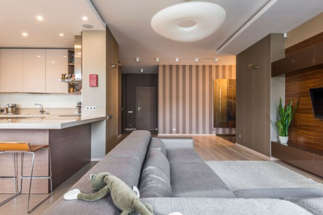 Sufragerie luminoasă și ordonată a unui apartament, fotografiată pentru un anunț de vânzare